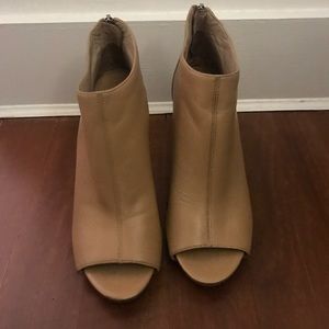 Via Spiga size 7 nude open toe shoes 3.5 inch heels with back zip